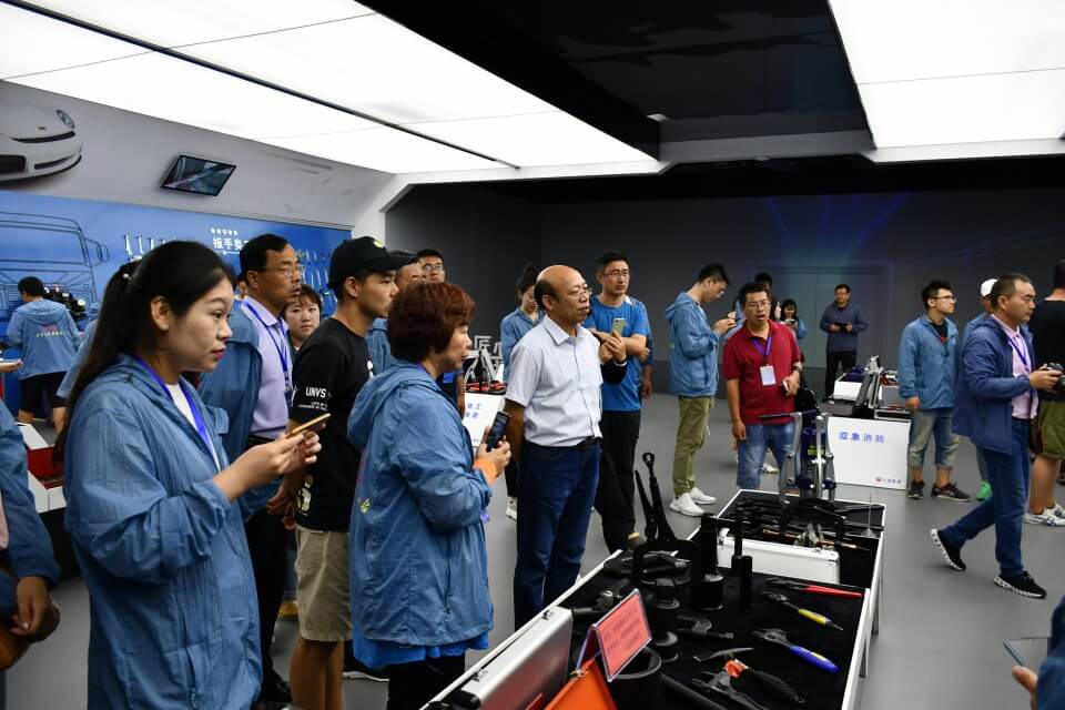 "全國百名主播、記者融媒體聯(lián)合采訪團(tuán)”走進(jìn)威力工具(圖2)