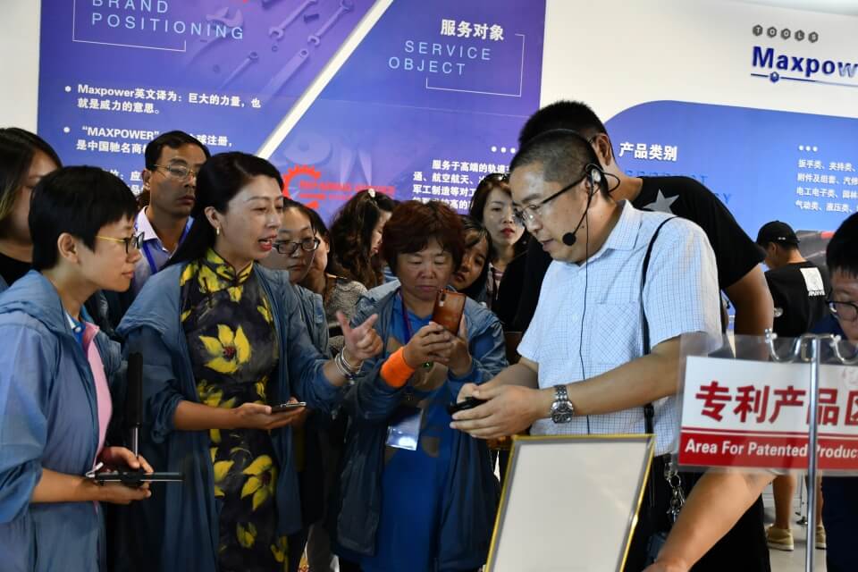 "全國百名主播、記者融媒體聯(lián)合采訪團(tuán)”走進(jìn)威力工具(圖4)