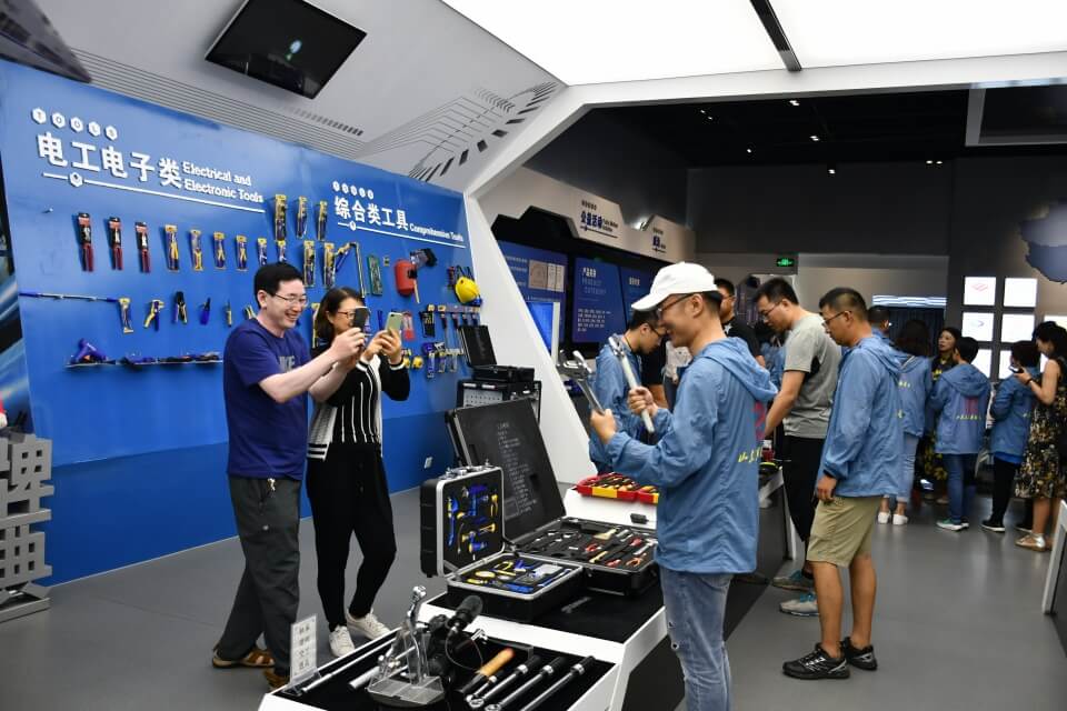 "全國百名主播、記者融媒體聯(lián)合采訪團(tuán)”走進(jìn)威力工具(圖8)