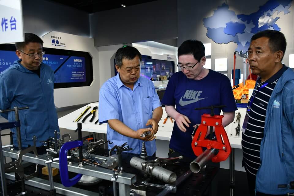 "全國百名主播、記者融媒體聯(lián)合采訪團(tuán)”走進(jìn)威力工具(圖5)