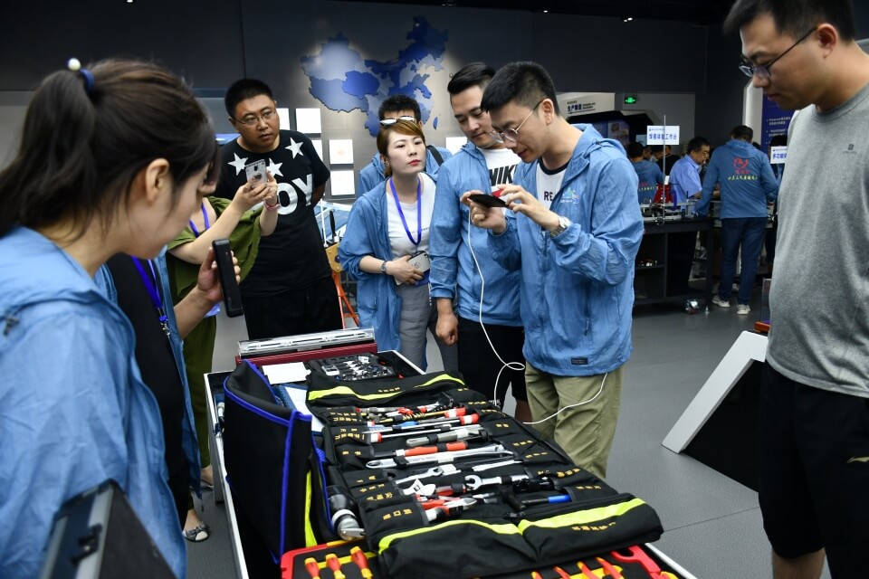 "全國百名主播、記者融媒體聯(lián)合采訪團(tuán)”走進(jìn)威力工具(圖6)