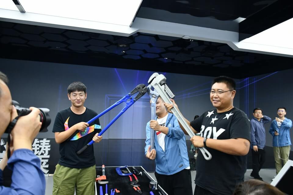 "全國百名主播、記者融媒體聯(lián)合采訪團(tuán)”走進(jìn)威力工具(圖7)