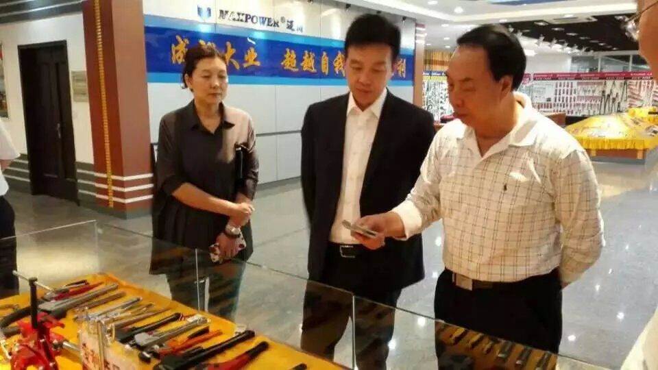 中國(guó)對(duì)外交流協(xié)會(huì)2.jpg 中企合作與國(guó)防交流委員會(huì)領(lǐng)導(dǎo)一行蒞臨威力工具集團(tuán)調(diào)研(圖2)